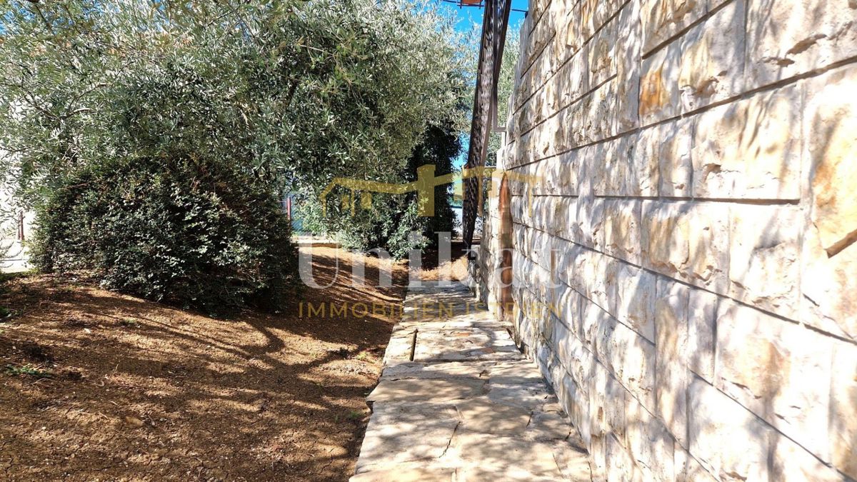 Samostojna hiša z stanovanjem, kletjo in garažo ter pogledom na morje, Buje